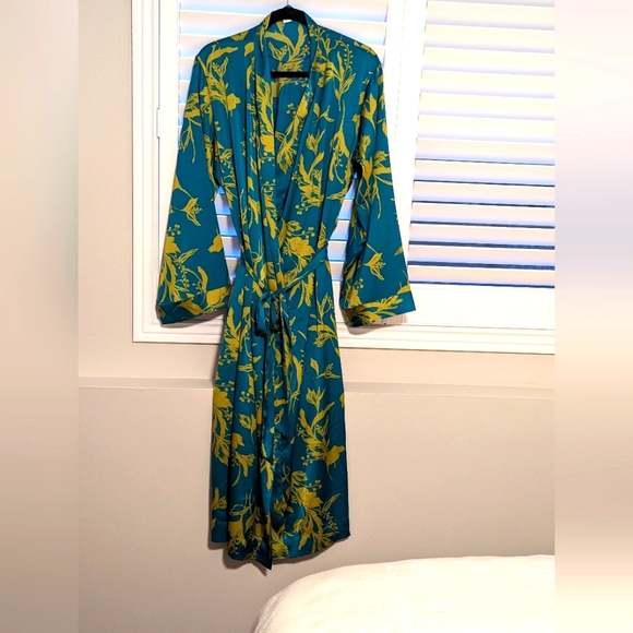 Stars Above Robe or House coat.  Satin like Material. - Picture 1 of 2
